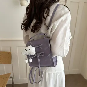 Eleganter lila Rucksack aus mattem Leder mit Schleife und einem süßen Wolkenanhänger