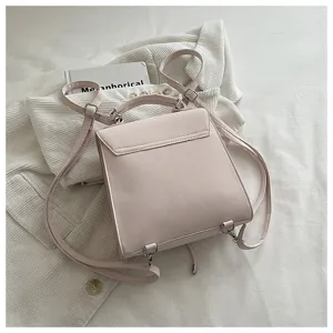 Detaillierte Rückansicht eines hellrosa matten Rucksacks im minimalistischen quadratischen Design
