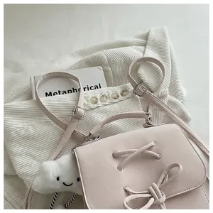 Nahaufnahme des rosa mattierten Rucksacks mit Schnürschleife und Plüschwolkenanhänger