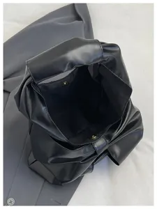 Vue intérieure du grand sac cabas noir en cuir PU à nœud papillon avec bouton pression