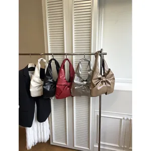 Grands sacs cabas élégants à nœud pour femmes en cinq couleurs sur un portant argenté
