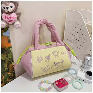 Süße tragbare INS-Stil Kosmetiktasche mit Kontrastfarben und lila Zeichentrickstickerei