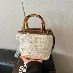Handgefertigte gewebte Stroh-Eimertasche mit Bambusgriffen und Spitzen-Perlen-Schleife