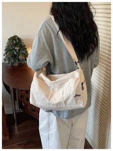 Casual minimalist travel shoulder bag, large capacity duffle bag for daily leisure and short trips.