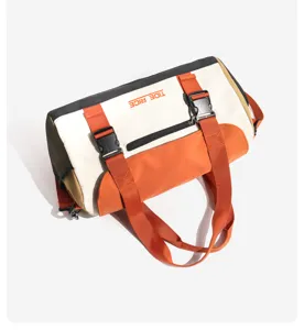 Detailansicht der bunten Reisetasche mit strapazierfähigen Gurten, Schnallen und Stoff.