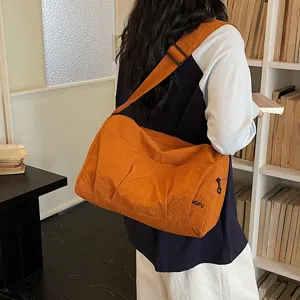 Japanese minimalist large capacity travel shoulder bag for casual daily use and short business trips.