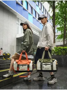 Detailansicht trendiger multifunktionaler Reisetaschen, präsentiert von Models im Freien.
