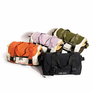 Sac de voyage de sport multifonctionnel avec séparation sec-humide et sangle de transport.
