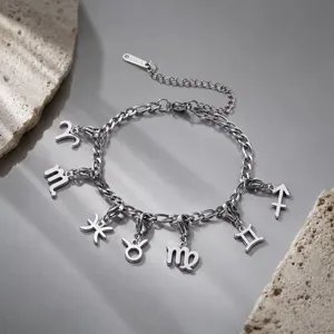 Vista detallada de una pulsera de amuletos del zodiaco en acero inoxidable con símbolos