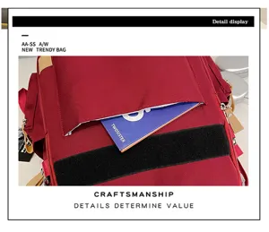 Détail rapproché de la poche avant d'un sac à dos bordeaux avec velcro.
