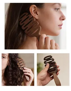 Brosse à cheveux en bois en forme de pomme de pin avec poils de sanglier, design ergonomique.