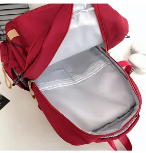 Vue détaillée de la doublure intérieure blanche du sac à dos rouge spacieux