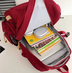 Vue détaillée de l'intérieur spacieux d'un grand sac à dos rouge pour étudiants