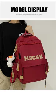 Sac à dos de navettage rouge de grande capacité avec breloque canard mignon en vue
