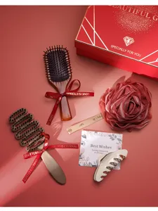 Ensemble cadeau de mariage avec brosse à cheveux, peigne de massage et pince dans un coffret rouge.