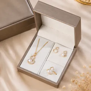 Lega di Zinco Perla Artificiale Strass Set di Gioielli Confezione Regalo Collana Orecchini Anello Moda Festa Matrimonio Gioielli