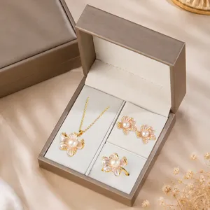 Elegante set di gioielli con fiori di perle con collana, orecchini e anello regalo.