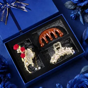 Hermoso conjunto de regalo con pinza para el pelo, peine de madera y accesorios florales.