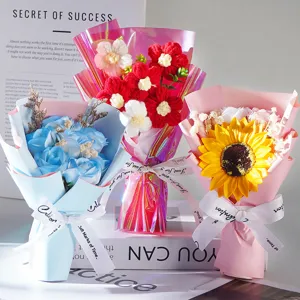 Handgemachte Häkel- und Seifenblumensträuße Geschenkeset mit eleganter Schleife für Feiertage.