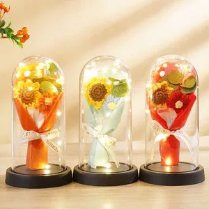 Drie gehaakte zonnebloemen eeuwige bloem nachtlampjes in glazen koepels met warm LED licht.