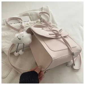 Detailansicht eines hellrosa matten Mini-Rucksacks mit Schleife und flauschigem Wolkenanhänger