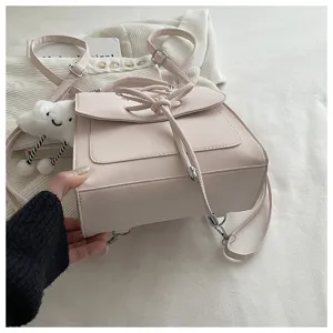 Nahaufnahme des rosa matten Mini-Rucksacks mit Schleifenknoten und verstellbaren Trägern