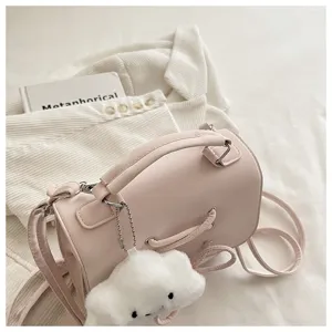 Rosa minimalistische Crossbody-Tasche mit süßem weißen flauschigen Wolken-Anhänger