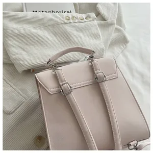 Detaillierte Nahaufnahme der Träger und silbernen Metallschnallen eines rosa mattierten Rucksacks