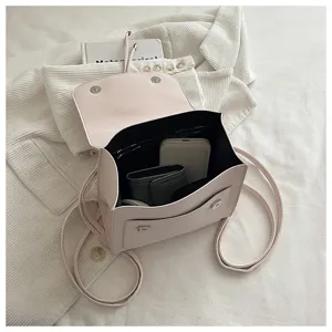 Detailansicht des Innenraums eines rosa mattierten minimalistischen Mini-Rucksacks
