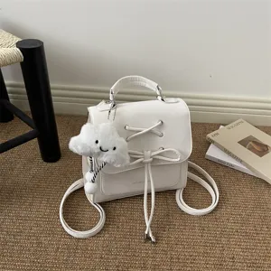 Detailansicht eines weißen matten Rucksacks mit Schleifendesign und Wolkenanhänger