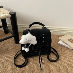 Nahaufnahme eines schwarzen mattierten Rucksacks mit Schleife und Wolkenanhänger.
