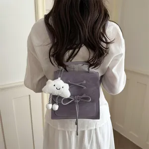 Rückansicht eines lila mattierten Schleifen-Rucksacks mit Wolkenanhänger am Modell