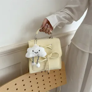 Minimalistischer hellgelber Rucksack mit Schleife und Wolkenanhänger