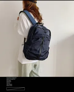 Vista posterior detallada de una mochila casual azul marino de gran capacidad hoy