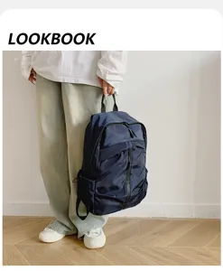 Mochila azul marino para hombre de gran capacidad para ocio y viajes con diseño minimalista.