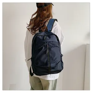 Vista trasera de una mochila informal azul marino de gran capacidad llevada por una persona
