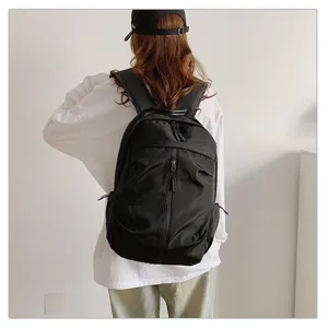 Vista trasera de una mochila negra elegante de gran capacidad para viajes y uso diario