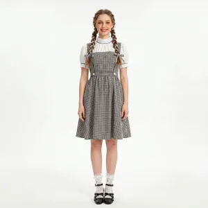 Ensemble de robe cosplay avec une robe chasuble à carreaux et un haut blanc à manches.