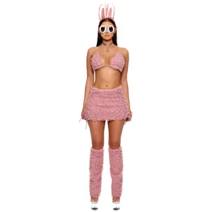 Rosa flauschiges Hasen-Cosplay-Kostüm-Set mit Bikini-Top, Minirock, Beinwärmern und Brille.