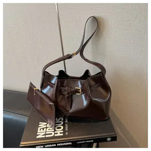 Detailweergave van de retro Franse bucket bag in donkerbruin met bijpassende pouch
