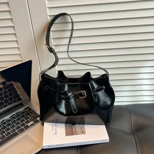 Zwarte bucket bag in vintage Franse stijl met gespdetail voor een elegante uitstraling