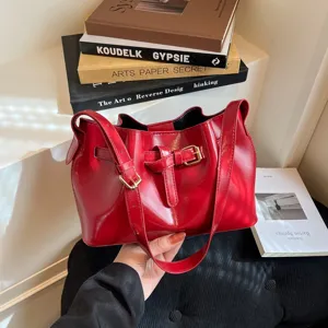 Vintage Franse stijl rode glanzende handtas met gespdetail en verstelbare schouderriem
