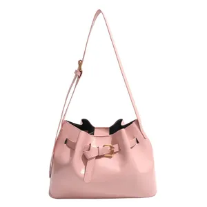 Elegante Franse retro roze emmertas met een stijlvol gouden riemgesp detail voor dames