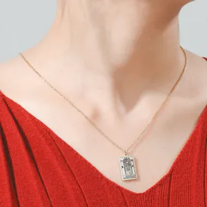 Détail d'un collier de tarot en acier inoxydable avec pendentif La Grande Prêtresse.