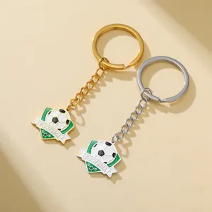Detailopname van voetbal sleutelhangers in goud- en zilverlook met emaille bedel.