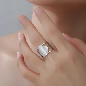 Macro-weergave van een roestvrijstalen verstelbare ring met Metatron's kubus-design