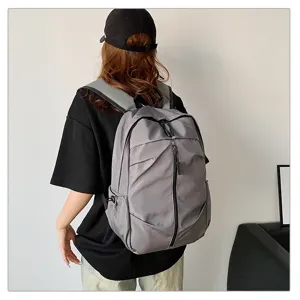 Vista trasera de una mochila casual gris de gran capacidad ideal para viajes, senderismo y escuela.