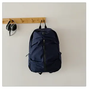 Mochila informal azul marino de gran capacidad para hombre colgada de un gancho