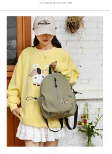 Vista dettagliata di un piccolo zainetto leggero verde oliva con un outfit casual