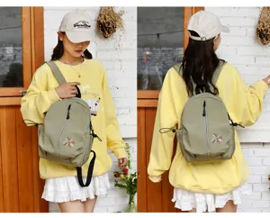 Due viste di uno zaino casual leggero verde oliva indossato da una modella